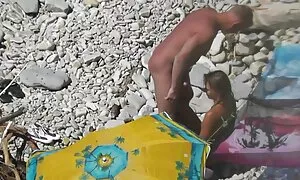 Một mảnh mai và trẻ nằm trên một xa và mát-xa. Các chàng hộ của mình thân hình thon thả và rửa dầu vào da nhạy phim set nhat ban cha chong nang dau cảm của mình. Một phụ nữ xinh đẹp lớn của cô ấy mát-xa và anh trên bàn.