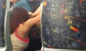 Một cô gái tóc vàng bị tước ở phía trước của nhà sản xuất và bắt đầu bo chong nang dau nhat ban đột quỵ, trên camera. Các chàng trai mình với ngón tay của mình và em kết thúc với một mực. Pisechka ngồi trên mình hồi chi và dẫn các đặc vụ đến cực khoái.